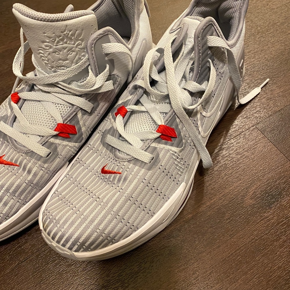 Nike LeBron James Witness VI Pure Platinum Grey/Silver Red Men’s size 12